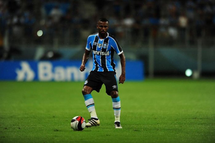Executivo do Grêmio indica Léo Gomes como substituto de Arthur, mas elogia Jean Pyerre