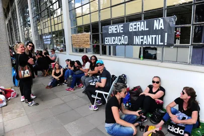  CAXIAS DO SUL, RS, BRASIL, 30/11/2017. Protesto de professores de escolinha em frente da Prefeitura. Eles estão cumprindo o expediente deles no pátio. (Porthus Junior/Agência RBS)
