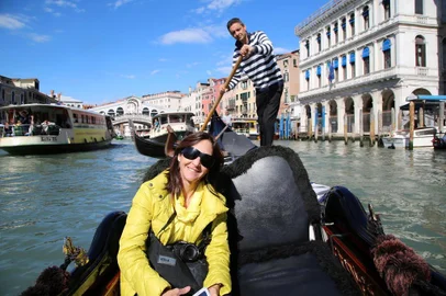 Capital do Vêneto, Veneza é um dos destinos turísticos mais importantes e procurados do mundo pelo conjunto da obra: arte e arquitetura, pontes e canais, gôndolas e vaporetos, carnaval e festival, máscaras e cristais e a belíssima Praça de São Marcos. Um passeio de gôndola por sua avenida principal, que é o Grande Canal, é uma experiência única e inesquecível.Valderez AnzanelloDe Veranópolis, em maio de 2017