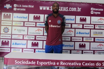 Régis, voltante do Caxias, apresentado no Centenário