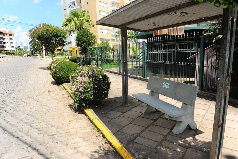  CAXIAS DO SUL, RS, BRASIL, 29/11/2017. Associação dos moradores do bairro Colina Sorriso colocou bancos, para usuários, nas paradas de ônibus. (Porthus Junior/Agência RBS)