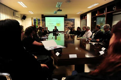  CAXIAS DO SUL, RS, BRASIL, 04/12/2017 - Professores de educação infantil se reúnem com prefeito para ouvir proposta e decidir se continuam em greve ou volta ao trabalho. (Marcelo Casagrande/Agência RBS)