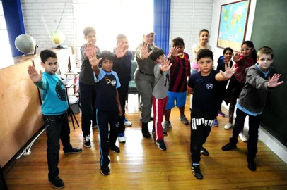  CAXIAS DO SUL, RS, BRASIL, 05/12/2017. Turma do Proerd (programa da Brigada Militar contra as drogas) desenvolvido na Escola Estadual de Ensino Fundamental João Magalhães, no Centro, tem aulas com Silvia Costa Fernandes, soldado da PM. O programa aproxima a polícia da população e faz o trabalho de prevenção à criminalidade. Wyslley Samuel Santos Silva, 13 anos, é aluno do 4º ano, e João Mateus dos Santos (camisa do Barcelona), 11 anos, é aluno do 4º ano.  (Diogo Sallaberry/Agência RBS)