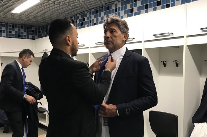Delegação do Grêmio experimenta trajes e viaja de terno e gravata ao Mundial