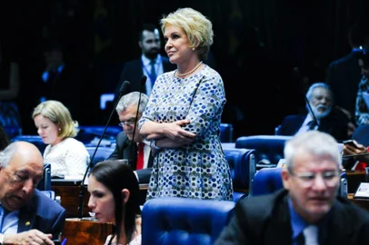 O projeto que trata do reconhecimento legal da união estável entre pessoas do mesmo sexo (PLS 612/2011) teve, nesta terça-feira (5), a votação adiada no Plenário do Senado por falta de quórum. O projeto chegou a ser colocado em votação, mas o senador Magno Malta (PR-ES), contrário à matéria, pediu verificação de quórum ¿ que não atingiu o mínimo necessário de 41 senadores presentes