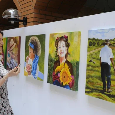  CAXIAS DO SUL, RS, BRASIL (05/12/2017).  Coletiva no SESC reúne pintoras caxienses. Rejane Rech, Ivanice Schneider Brandalise, Cristina Mascia, Jussara Pissetti e Helena Regina Susin acompanham a instalação das obras.  (Roni Rigon/Pioneiro).