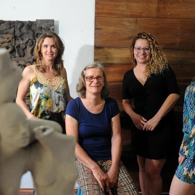 CAXIAS DO SUL, RS, BRASIL 06/12/2017Exposição SOU reúne quatro artistas caxienses neste sábado, em Caxias. Na foto: Elisa Zattera (de jens preto), Daniela Antunes (de vestido preto), Marta Mincato (a mais velha) e Gisele Sirena (De vestido colorido)(Felipe Nyland/Agência RBS)