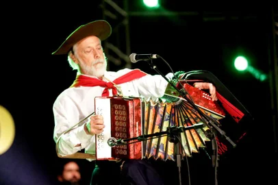  PORTO ALEGRE, RS - BRASIL 22.11.2016 -  Festival levou ao palco mais de 80 artistas consagrados, como Mano Lima, Joca Martins e Gaúcho da Fronteira  (FOTO: FELIPE NOGS/ AGÊNCIA RBS)