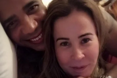 Zilu Camargo posa ao lado do noivo, Marco Antonio Teles, mostrando as alianças