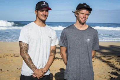 O líder do Mundial de Surfe, o havaino John John Florence (D), ao lado do brasileiro Gabriel Medina, vice-líder do campeonato, em Pipeline, no Havaí, palco da etapa decisiva da temporada.