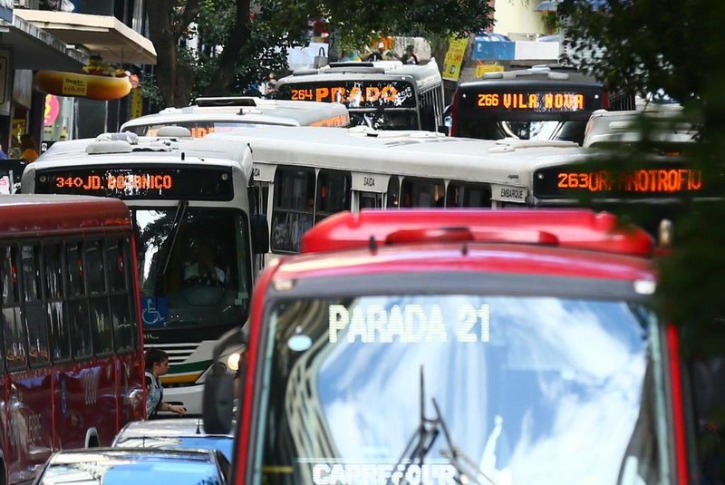  PORTO ALEGRE, RS, BRASIL,30/11/2017 -Ônibus e paradas lotadas, fotos mostram a super lotação das paradas de ônibus em Porto Alegre(FOTOGRAFO: LAURO ALVES / AGENCIA RBS)