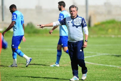  CAXIAS DO SUL, RS, BRASIL, 30/11/2017. Treino da SER Caxias no estádio suplementar. O Caxias se prepara para a temporada 2018. Na foto, técnico Luiz Carlos Winck. (Porthus Junior/Agência RBS)