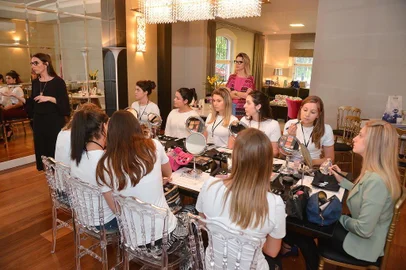 Agenda das candidatas a rainha da Festa da Uva. Na foto, curso de automaquiagem