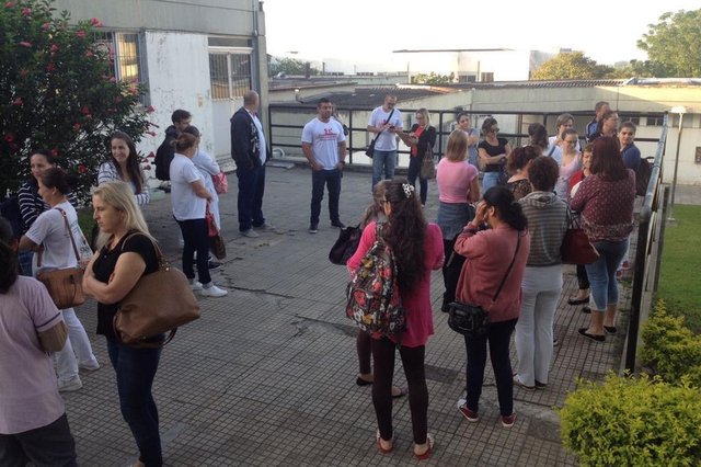 Funcionários do Hospital Regional de Araranguá, no sul do Estado, entram em greve por causa do atraso no pagamento dos salários.
