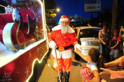  CAXIAS DO SUL, RS, BRASIL (09/12/2017). Caravana da Coca-Cola, com seus caminhões decorados com luzes natalinas e o Papai Noel, encantam crianças pelas ruas de Caxias do Sul. (Roni Rigon/Pioneiro).