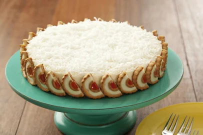 Sirva torta manjar com tortinhas cheesecake