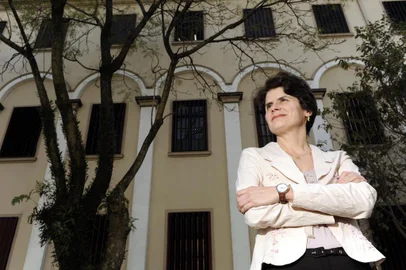  Escritora Tadiane Tronca lança livro  Script.
