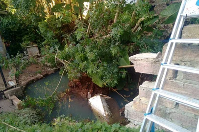  

NAO USAR - É de leitor, para matéria sobre reclamação feita no app pelas ruas

A novela se estende desde janeiro deste ano, quando uma forte chuva que atingiu Porto Alegre causou danos na rede pluvial do bairro Nonoai, na zona sul da cidade. Morador da Rua Frederico Etzberger, Bruno Toigo Leite afirma que, após a tempestade, a galeria pluvial próximo à divisa de seu terreno ficou parcialmente destruída. Com a chuvarada da última semana, a situação se agravou.