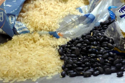 *** Feijão e arroz - Porthus ***Fotos para matéria sobre preço da Cesta básica que caiu levemente em abril em comparação a março em Caxias do Sul. Mostramos por que despencaram os preços de produtos como o feijão, o arroz (na foto) e a carne, típico da mesa do brasileiro.