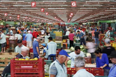  PORTO ALEGRE, RS, BRASIL, 22-11-2016: Produtores comercializam frutas, verduras e legumes em galpão na Ceasa, na zona norte de Porto Alegre. (Foto: Mateus Bruxel / Agência RBS)
