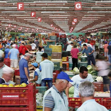  PORTO ALEGRE, RS, BRASIL, 22-11-2016: Produtores comercializam frutas, verduras e legumes em galpão na Ceasa, na zona norte de Porto Alegre. (Foto: Mateus Bruxel / Agência RBS)