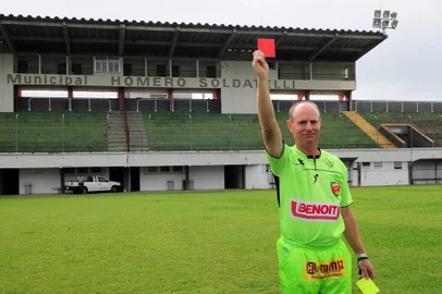  FLORES DA CUNHA, RS, BRASIL, 12/12/2017 - Amadores Futebol  Clube 12. O árbitro Ademir Zulianello iniciou sua carreira no amador e depois apitou jogos profissionais. (Marcelo Casagrande/Agência RBS)