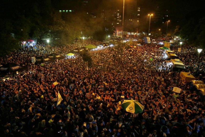  

PORTO ALEGRE, RS, BRASIL - 29/11/2017 - Torcida do Grêmio assiste segunda partida da final da Libertadores na avenida Goethe em Porto Alegre. (Anderson Fetter/Agência RBS)