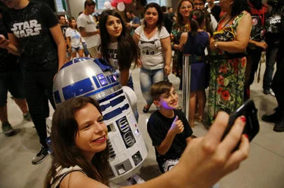  

PORTO ALEGRE, RS, BRASIL, 14-12-2017: Estreia de Star Wars: Os Últimos Jedi no GNC Cinemas do Shopping Praia de Belas, trouxe uma legião de fãs da série, incluindo os famosos cosplayers e suas fantasias de personagens (FOTO FÉLIX ZUCCO/AGÊNCIA RBS, Segundo Caderno).