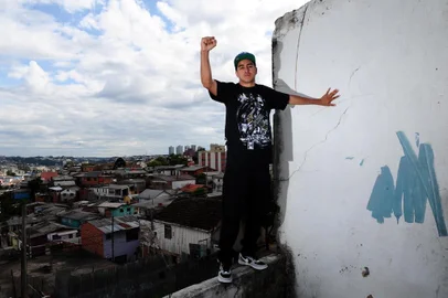  CAXIAS DO SUL, RS, BRASIL, 27/11/2015 - Jankiel Francisco Claudio, o Chiquinho Divilas, usa o hip hop para disseminar a cidadania e a educação em comunidades carentes de Caxias do Sul.  (JONAS RAMOS/AGÊNCIA RBS)Indexador: JONAS RAMOS                     