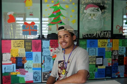  CAXIAS DO SUL, RS, BRASIL 13/12/2017Árvore solidária da Fundação de Assistência Social: moradores em situação de rua escreveram pedidos de Natal e colaram em uma árvore. Desejos vão de paz até um relógio de pulso. Na foto: Everton Luciano da Silva Pigato, 18 anos. (Felipe Nyland/Agência RBS)