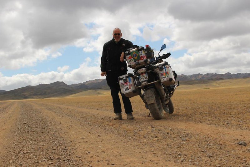 Ricardo Lugris - que fez uma viagem de moto, durante seis meses, por 35 mil quilômetros da França a Singapura - lança em janeiro, em Porto Alegre, Tempo em equilíbrio - entre Paris e Singapura.

