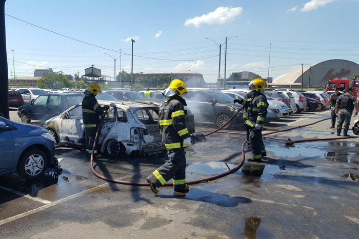 Incêndio atinge 14 veículos no estacionamento externo da Arena do Grêmio