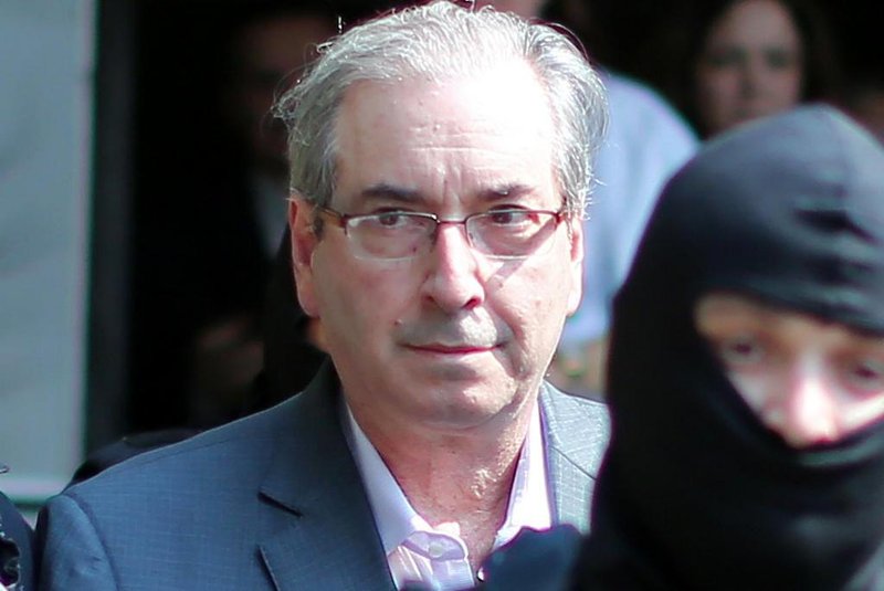  Brazils former President of the Chamber of Deputies Eduardo Cunha, arrives at the Forensic Medicine Institute in Curitiba, on October 20, 2016. Brazilian police on Wednesday arrested Eduardo Cunha, the driving force behind former president Dilma Rousseffs impeachment, in a new escalation of a corruption probe shaking Latin Americas biggest country.Heuler Andrey / AFPEditoria: CLJLocal: CuritibaIndexador: HEULER ANDREYSecao: justice and rightsFonte: AFPFotógrafo: STR