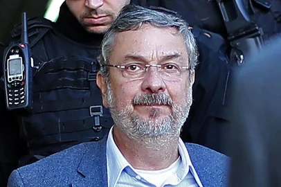  BRAZIL-CORRUPTION-PALOCCI-ARRESTAntonio Palocci, a former Brazilian finance minister and senior figure in the last two governments, is pictured upon arriving under police escort at the Forensic Medicine Institute in Curitiba, in southern Brazil, on September 26, 2016, after being arrested in Sao Paulo for his alleged involvement in the huge Petrobras pay-to-play scandal. Brazilian police on Monday arrested Palocci, as part of the Petrobras corruption probe, prosecutors said. Palocci, 55, served as finance minister under former president Luiz Inacio Lula da Silva and as chief of staff for his successor Dilma Rousseff, who was impeached this month. Palocci was also a key figure in the leftist Workers Party.Heuler Andrey / AFPEditoria: CLJLocal: CuritibaIndexador: HEULER ANDREYSecao: governmentFonte: AFPFotógrafo: STR
