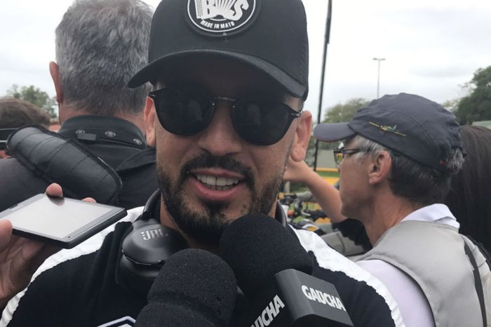 A saída de Edílson reforça um adversário do Grêmio