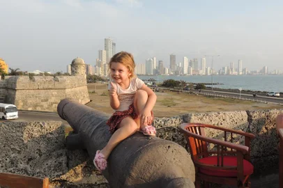 Cartagena é a joia do período colonial da Colômbia. Suas muralhas inexpugnáveis protegeram durante séculos o precioso ouro que vinha do Peru e a prata, de Potosí. Sonho de consumo dos piratas do Caribe, seus tesouros permaneceram intocados, resguardados por uma impressionante fortificação que circunda todo o Centro Histórico, o Castelo de San Felipe de Barajas. As muralhas e os canhões garantiram a proteção de Cartagena, e a cidade jamais foi invadida ou tomada, exceto pelas hordas de turistas que, hoje, procuram a visão mais privilegiada para assistir ao seu famoso pôr do sol.
Rafaela Basso Fauth
De Santa Cruz do Sul, em maio de 2016