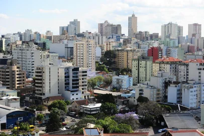  CAXIAS DO SUL, RS, BRASIL, 06/11/2017. Setor imobilário. Prédios com placas de aluga-se e prédio em construção em Caxias do Sul. Vistas da cidade de Caxias, construção civil. (Porthus Junior/Agência RBS)