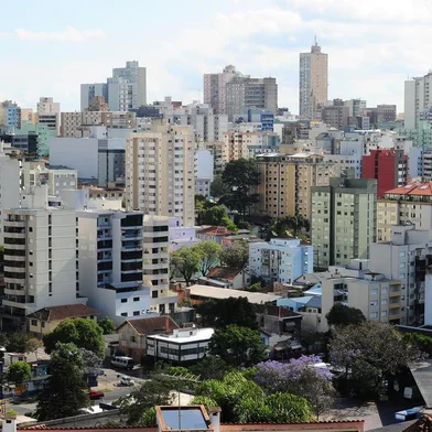  CAXIAS DO SUL, RS, BRASIL, 06/11/2017. Setor imobilário. Prédios com placas de aluga-se e prédio em construção em Caxias do Sul. Vistas da cidade de Caxias, construção civil. (Porthus Junior/Agência RBS)