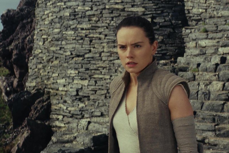 Daisy Ridley como Rey em Star Wars: Os Últimos Jedi, episódio 8 da série de filmes criada por George Lucas.