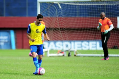  CAXIAS DO SUL, RS, BRASIL, 05/12/2017 -  Treino do Caxias. A equipe Grená apresenta o goleiro Gledson. NA FOTO: volante Gilson. (Marcelo Casagrande/Agência RBS)