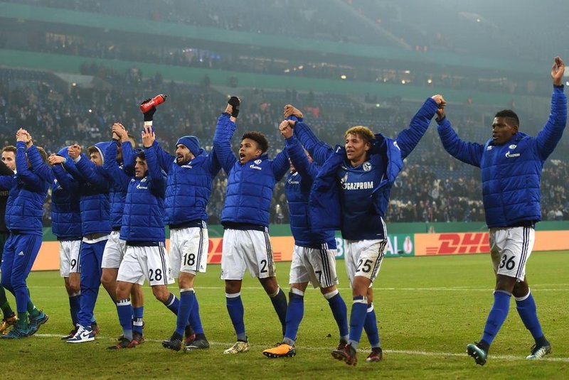 Schalke´s players celebrate after they won the German football Cup DFB Pokal round of sixteen match FC Schalke 04 vs FC Cologne in Gelsenkirchen, western Germany, on December 19, 2017.  / AFP PHOTO / PATRIK STOLLARZ / RESTRICTIONS: ACCORDING TO DFB RULES IMAGE SEQUENCES TO SIMULATE VIDEO IS NOT ALLOWED DURING MATCH TIME. MOBILE (MMS) USE IS NOT ALLOWED DURING AND FOR FURTHER TWO HOURS AFTER THE MATCH. == RESTRICTED TO EDITORIAL USE == FOR MORE INFORMATION CONTACT DFB DIRECTLY AT +49 69 67880

 / 