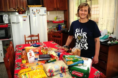  CAXIAS DO SUL, RS, BRASIL, 20/12/2017. A microempresária Nelci Furlanetto (de cabelo curto), 48 anos, mobilizou um grupo de pessoas para doar ao Banco de Alimentos. (Diogo Sallaberry/Agência RBS)
