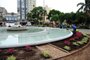  CAXIAS DO SUL, RS, BRASIL, 20/12/2017. Funcionários da Codeca tiram tapumes do Chafariz da Praça Dante Alighieri e plantam flores para a inauguração do espaço, que será no dia 22 de dezembro. (Diogo Sallaberry/Agência RBS)
