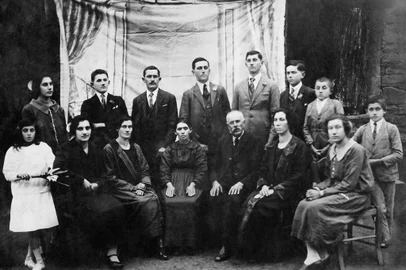 Os imigrantes Ignazio Angelo Tesser e Giacoma Poletto (sentados, ao centro) com os 13 filhos: Luigi Antonio, Mansueto Adolfo, Maria Margarida, Salute Madalena, Carolina, Vitorio Guilherme, Geltrudes, José, Josephina, Francisco, Epifanio, Julio Reinaldo e Anayr