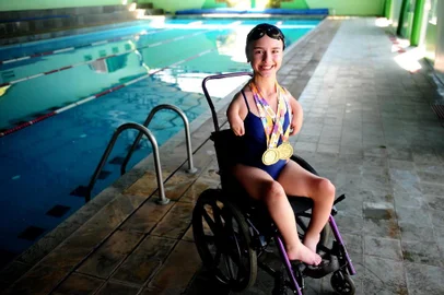  ANTÔNIO PRADO, RS, BRASIL, 19/12/2017. A nadadora paratleta Larissa Rodrigues, 13 anos, venceu as paralimpíadas escolares e foi convidada para treinar com a Seleção Brasileira em São Paulo. Ela é natural de Ipê, mas treina nas piscinas do Clube Pinheiros (foto), em Antônio Prado. Além da mãe, Irene Lando, ela possui o apoio da Professora de Educação Física, Janaína Faé, e da professora de artes, xadrez e Matemática, Isabel Ferreira. (Diogo Sallaberry/Agência RBS)