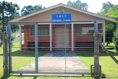  CAXIAS DO SUL, RS, BRASIL, 21/12/2017. Escola Municipal de Ensino Fundamental Antônio Zanini, em Monte Bérico, estaria fechando as portas, junto com outras escolas do interior. (Porthus Junior/Agência RBS)