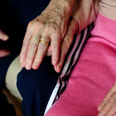  CAXIAS DO SUL, RS, BRASIL, 20/12/2017. O casal Acacio (100 anos) e Deonilda (104 anos) Madruga, estão há 71 natais juntos. A filha Maria de Lourdes Madruga ajuda nos cuidados dos pais e tem boas lembranças de tantos natais celebrados. (Diogo Sallaberry/Agência RBS)