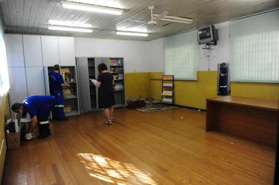  CAXIAS DO SUL, RS, BRASIL (22/12/2017). Escola Infantil Felipe  Camarão, localizada na 4ª Légua.   Prefeitura extingue atividade na escola infantil Felipe Camarão. Servidores retiram os móveis e material pedagógico.      (Roni Rigon/Pioneiro)