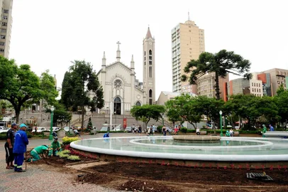  CAXIAS DO SUL, RS, BRASIL, 20/12/2017. Funcionários da Codeca tiram tapumes do Chafariz da Praça Dante Alighieri e plantam flores para a inauguração do espaço, que será no dia 22 de dezembro. (Diogo Sallaberry/Agência RBS)