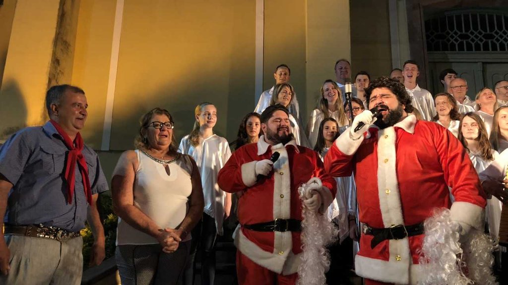 César Menotti e Fabiano viram Papais Noéis para homenagear voluntários de hospital de Dois Irmãos | GZH César Menotti e Fabiano viram Papais Noéis para homenagear voluntários de hospital de Dois Irmãos | GZH